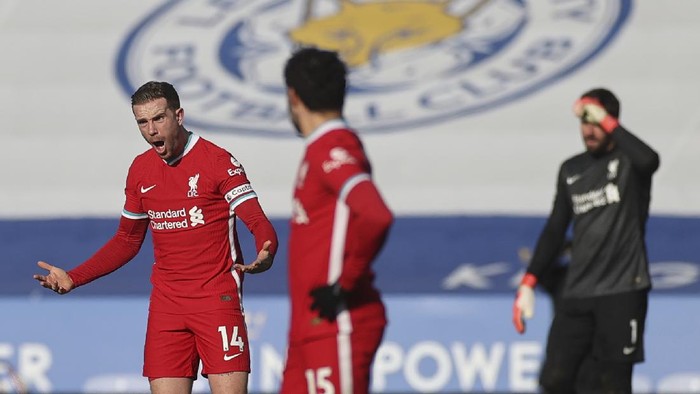Liverpools Jordan Henderson, left, shouts out during the English Premier League soccer match between Leicester City and Liverpool at the King Power Stadium in Leicester, England, Saturday, Feb. 13, 2021. (Carl Recine/Pool Photo via AP)