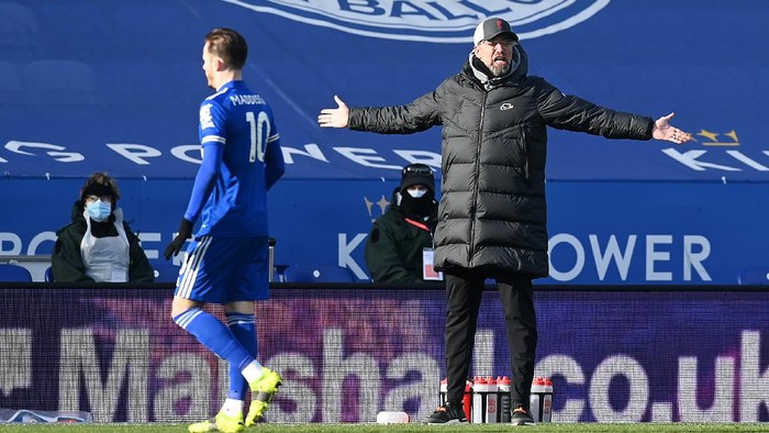 LEICESTER, ENGLAND - FEBRUARY 13: Jurgen Klopp, Manager of Liverpool reacts during the Premier League match between Leicester City and Liverpool at The King Power Stadium on February 13, 2021 in Leicester, England. Sporting stadiums around the UK remain under strict restrictions due to the Coronavirus Pandemic as Government social distancing laws prohibit fans inside venues resulting in games being played behind closed doors. (Photo by Michael Regan/Getty Images)