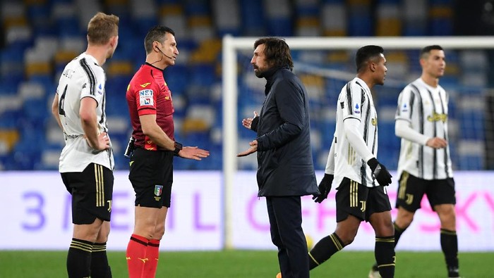 NAPLES, ITALY - FEBRUARY 13: Andrea Pirlo, Head Coach of Juventus speaks with Match Referee, Daniele Doveri following the Serie A match between SSC Napoli  and Juventus at Stadio Diego Armando Maradona on February 13, 2021 in Naples, Italy. Sporting stadiums around Italy remain under strict restrictions due to the Coronavirus Pandemic as Government social distancing laws prohibit fans inside venues resulting in games being played behind closed doors. (Photo by Francesco Pecoraro/Getty Images)