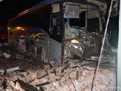 Bus Sugeng Rahayu Tabrak Rumah di Mojokerto hingga Bagian Toko Porak-poranda