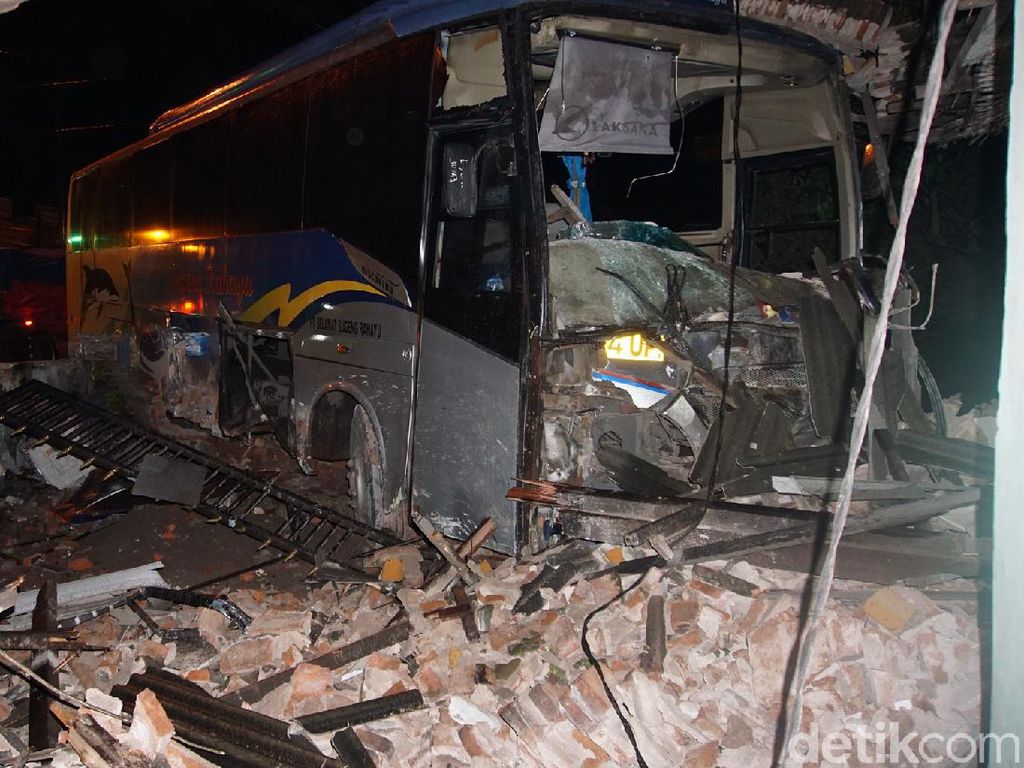 Bus Sugeng Rahayu Tabrak Rumah di Mojokerto hingga Bagian Toko Porak-poranda Bus Sugeng Rahayu Tabrak Rumah di Mojokerto hingga Bagian Toko Porak-poranda
