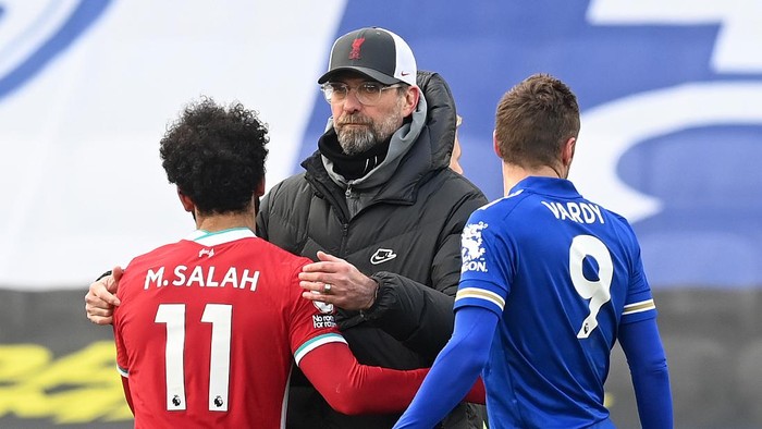 LEICESTER, ENGLAND - FEBRUARY 13: Jurgen Klopp, Manager of Liverpool interacts with Mohamed Salah of Liverpool as Jamie Vardy of Leicester City looks on following the Premier League match between Leicester City and Liverpool at The King Power Stadium on February 13, 2021 in Leicester, England. Sporting stadiums around the UK remain under strict restrictions due to the Coronavirus Pandemic as Government social distancing laws prohibit fans inside venues resulting in games being played behind closed doors. (Photo by Michael Regan/Getty Images)