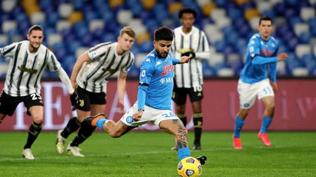 NAPLES, ITALY - FEBRUARY 13: Lorenzo Insigne of S.S.C. Napoli scores their team's first goal from the penalty spot during the Serie A match between SSC Napoli  and Juventus at Stadio Diego Armando Maradona on February 13, 2021 in Naples, Italy. Sporting stadiums around Italy remain under strict restrictions due to the Coronavirus Pandemic as Government social distancing laws prohibit fans inside venues resulting in games being played behind closed doors. (Photo by Francesco Pecoraro/Getty Images)