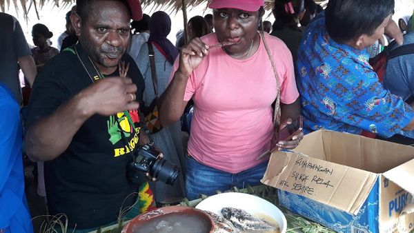 Tradisi Unik Warga Kampung Abar Papua: Makan Papeda dalam Gerabah