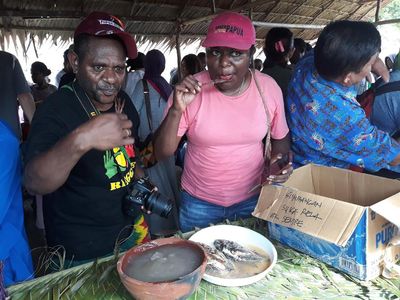 Tradisi Unik Warga Kampung Abar Papua: Makan Papeda dalam Gerabah