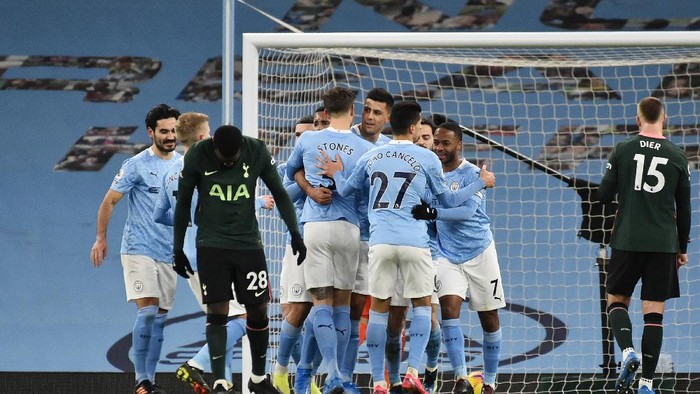 MANCHESTER, ENGLAND - FEBRUARY 13: Rodri of Manchester City celebrates with teammates after scoring their teams first goal from a penalty during the Premier League match between Manchester City and Tottenham Hotspur at Etihad Stadium on February 13, 2021 in Manchester, England. Sporting stadiums around the UK remain under strict restrictions due to the Coronavirus Pandemic as Government social distancing laws prohibit fans inside venues resulting in games being played behind closed doors. (Photo by Rui Vieira - Pool/Getty Images)