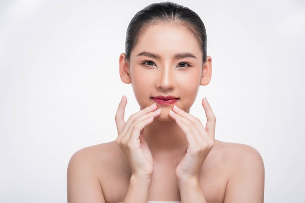Menggunakan Masker Putih Telur dapat mengencangkan area double chin/freepik.com