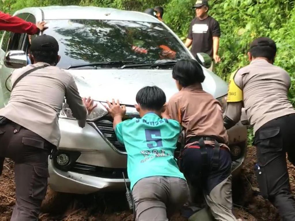 Mobil Warga Tasik yang Tersesat di Hutan Majalengka Berhasil Dievakuasi Mobil Warga Tasik yang Tersesat di Hutan Majalengka Berhasil Dievakuasi
