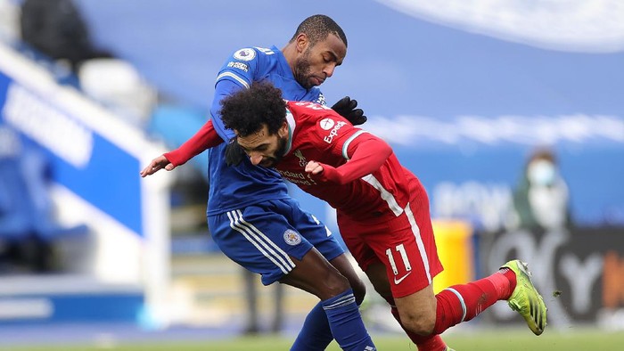 LEICESTER, ENGLAND - FEBRUARY 13: Mohamed Salah of Liverpool is challenged by Ricardo Pereira of Leicester City during the Premier League match between Leicester City and Liverpool at The King Power Stadium on February 13, 2021 in Leicester, England. Sporting stadiums around the UK remain under strict restrictions due to the Coronavirus Pandemic as Government social distancing laws prohibit fans inside venues resulting in games being played behind closed doors. (Photo by Carl Recine - Pool/Getty Images)