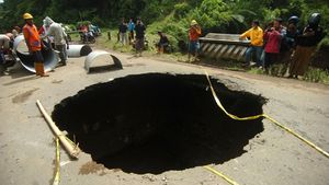 Penampakan Lubang Besar di Jalan Penghubung Brebes-Tegal