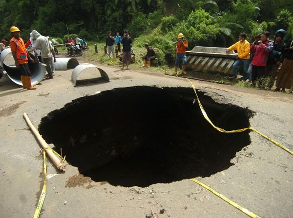 Penampakan Lubang Besar di Jalan Penghubung Brebes-Tegal