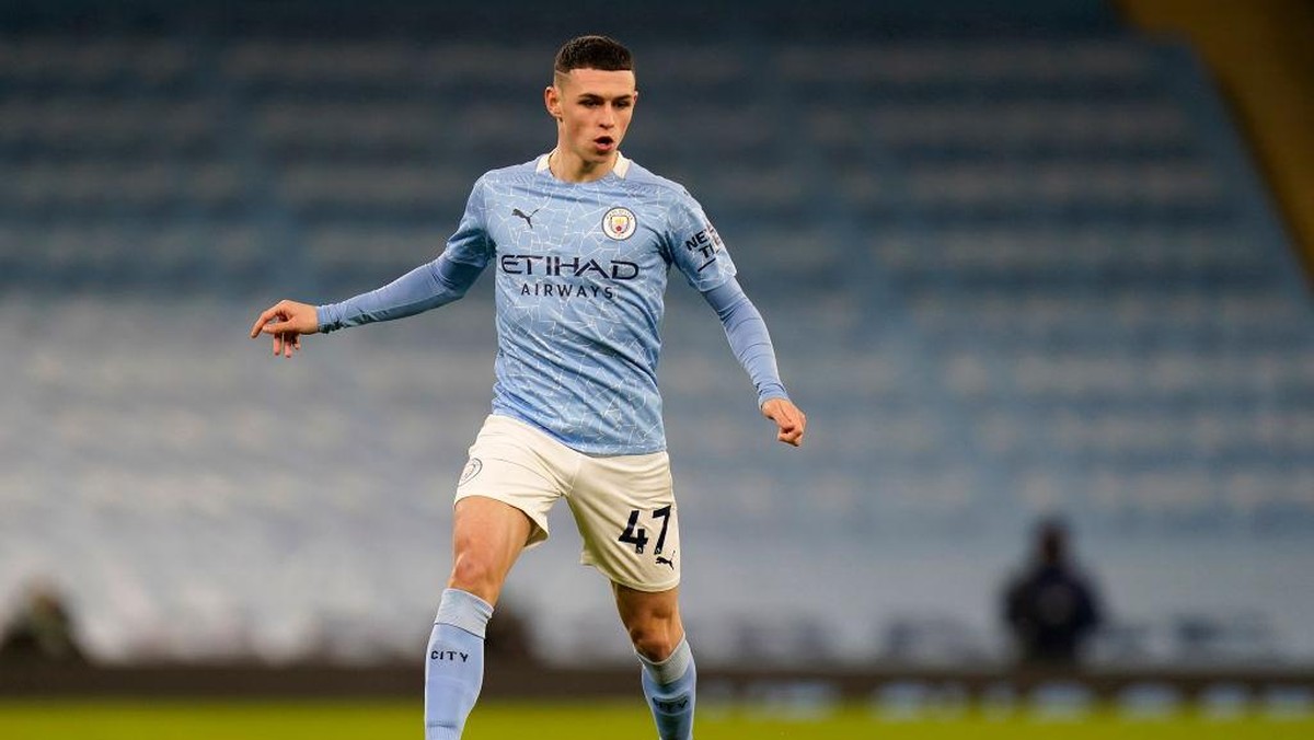 Gelandang Manchester City, Phil Foden, memecat tim sosial media (Foto: (Getty Images/Pool)