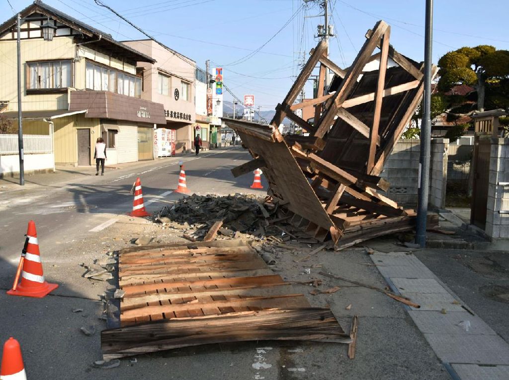 Potret Kerusakan Akibat Gempa M 7,3 Guncang Jepang Potret Kerusakan Akibat Gempa M 7,3 Guncang Jepang