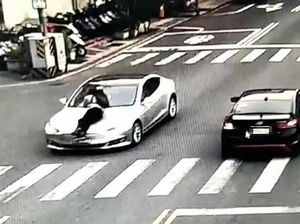 Gegara Masalah Lahan Parkir, Pria Ini Diseret di Kap Mobil