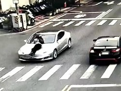 Gegara Masalah Lahan Parkir, Pria Ini Diseret di Kap Mobil