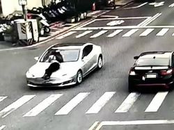 Gegara Masalah Lahan Parkir, Pria Ini Diseret di Kap Mobil