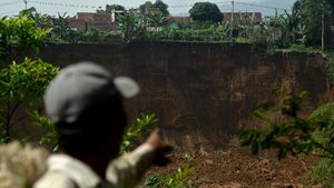 Ratusan Warga Mengungsi Akibat Tebing di Garut Longsor