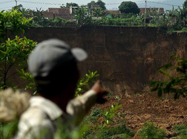 Ratusan Warga Mengungsi Akibat Tebing di Garut Longsor