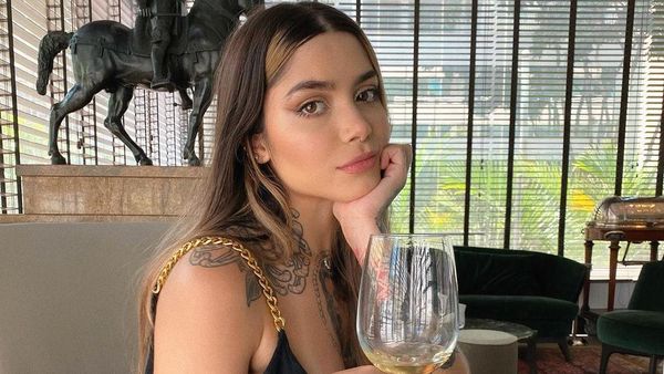 8 Penampilan Ekstrem Model Bertato yang Lakukan Prosedur Pembelahan Lidah