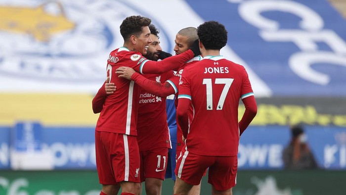 LEICESTER, ENGLAND - FEBRUARY 13: Mohamed Salah of Liverpool celebrates with teammates Roberto Firmino, Thiago and Curtis Jones after scoring his teams first goal during the Premier League match between Leicester City and Liverpool at The King Power Stadium on February 13, 2021 in Leicester, England. Sporting stadiums around the UK remain under strict restrictions due to the Coronavirus Pandemic as Government social distancing laws prohibit fans inside venues resulting in games being played behind closed doors. (Photo by Carl Recine - Pool/Getty Images)