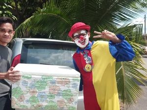 Sepi Job Sejak Pandemi, Pria Ini Antar Makanan Pakai Kostum Badut