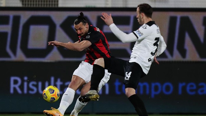 LA SPEZIA, ITALY - FEBRUARY 13: Zlatan Ibrahimovic of AC Milan in action during the Serie A match between Spezia Calcio  and AC Milan at Stadio Alberto Picco on February 13, 2021 in La Spezia, Italy.  (Photo by Gabriele Maltinti/Getty Images)