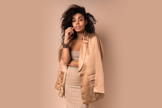 Straight skirt membuat tubuh terlihat lebih ramping dan jenjang sekaligus meninggalkan kesan mungil.