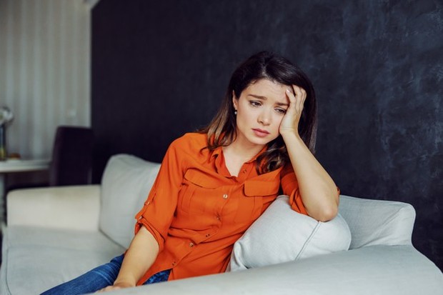 Penelitian dari Journal of Sleep Research menemukan bahwa orang yang kurang tidur lebih sering mengalami bad mood dibanding orang yang jam tidurnya cukup.