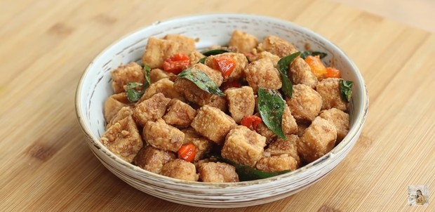 Tahu Telur Asin (sumber : youtube.com/DevinaHermawan) Tahu Telur Asin (sumber : youtube.com/DevinaHermawan)