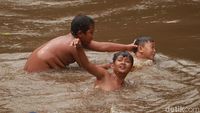Foto: Nostalgia Masa Kecil, Main Air Seru di Sungai Cikapundung