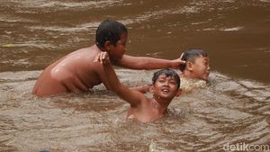Foto: Nostalgia Masa Kecil, Main Air Seru di Sungai Cikapundung