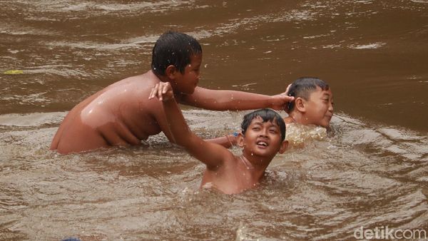 Foto: Nostalgia Masa Kecil, Main Air Seru di Sungai Cikapundung
