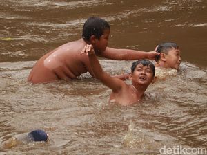 Foto: Nostalgia Masa Kecil, Main Air Seru di Sungai Cikapundung Foto: Nostalgia Masa Kecil, Main Air Seru di Sungai Cikapundung