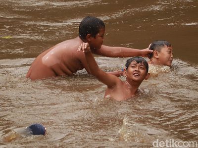 Foto: Nostalgia Masa Kecil, Main Air Seru di Sungai Cikapundung