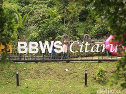 Serunya Nostalgia Main Air di Sungai Cikapundung Bandung