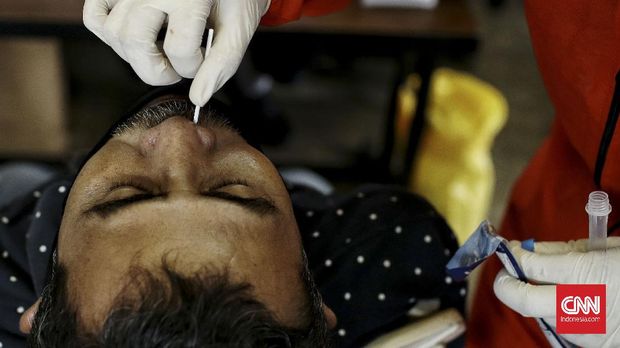 Masyarakat melakukan swab antigen Covid-19, di kawasan jalan Ampera Raya, Jakarta Selatan. Minggu (14/2/2021). CNN Indonesia/Andry Novelino