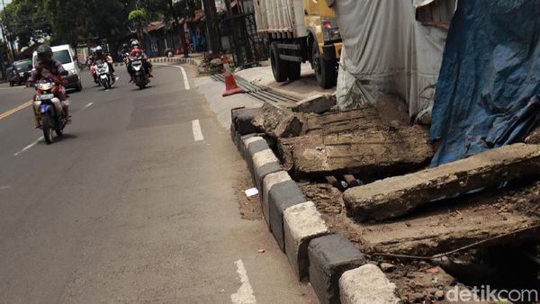 Tolong! Trotoar di Jalan Raya Cicaheum Bandung Rusak-Tak Terawat