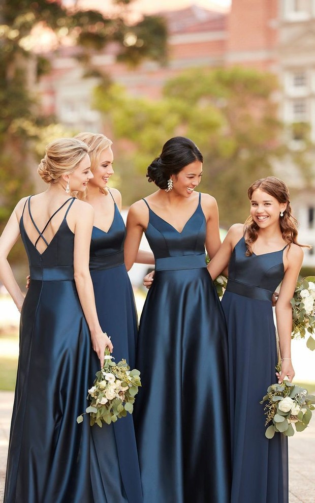 V-neck long dress satin (sumber : pinterest.es/julianikitina)