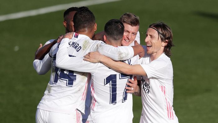 1302113120 MADRID, SPAIN - FEBRUARY 14: Toni Kroos of Real Madrid celebrates with Vinicius Junior, Casemiro, Lucas Vazquez and Luka Modric after scoring their teams second goal during the La Liga Santander match between Real Madrid and Valencia CF at Estadio Alfredo Di Stefano on February 14, 2021 in Madrid, Spain. Sporting stadiums around Spain remain under strict restrictions due to the Coronavirus Pandemic as Government social distancing laws prohibit fans inside venues resulting in games being played behind closed doors. (Photo by Gonzalo Arroyo Moreno/Getty Images)