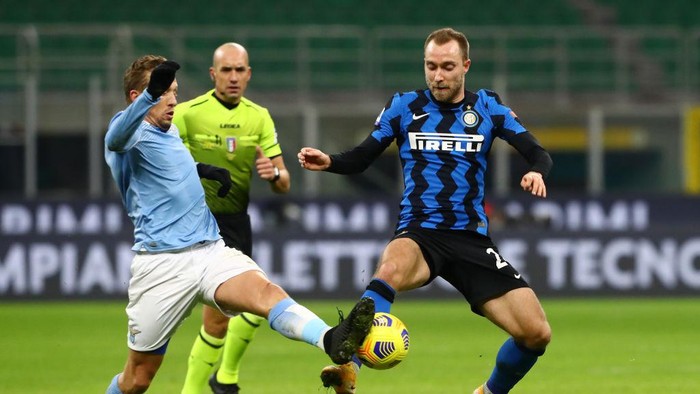 MILAN, ITALY - FEBRUARY 14: Christian Eriksen of FC Internazionale and Lucas Leiva of SS Lazio battle for the ball  during the Serie A match between FC Internazionale  and SS Lazio at Stadio Giuseppe Meazza on February 14, 2021 in Milan, Italy. Sporting stadiums around Italy remain under strict restrictions due to the Coronavirus Pandemic as Government social distancing laws prohibit fans inside venues resulting in games being played behind closed doors. (Photo by Marco Luzzani/Getty Images)