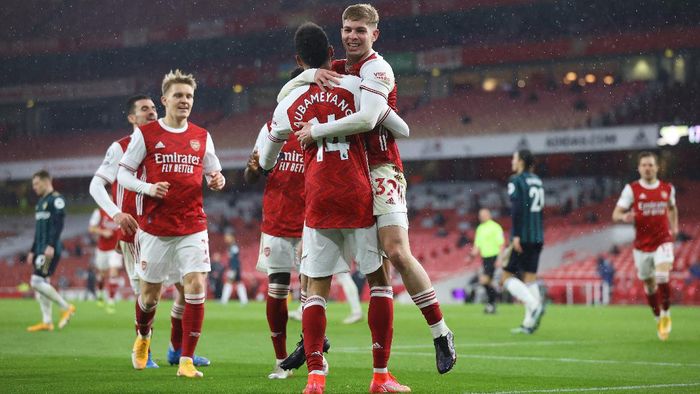 LONDON, ENGLAND - FEBRUARY 14: Pierre Emerick Aubameyang of Arsenal celebrates with team mate Emile Smith Rowe after scoring their sides fourth goal during the Premier League match between Arsenal and Leeds United at Emirates Stadium on February 14, 2021 in London, England. Sporting stadiums around the UK remain under strict restrictions due to the Coronavirus Pandemic as Government social distancing laws prohibit fans inside venues resulting in games being played behind closed doors. (Photo by Julian Finney/Getty Images)