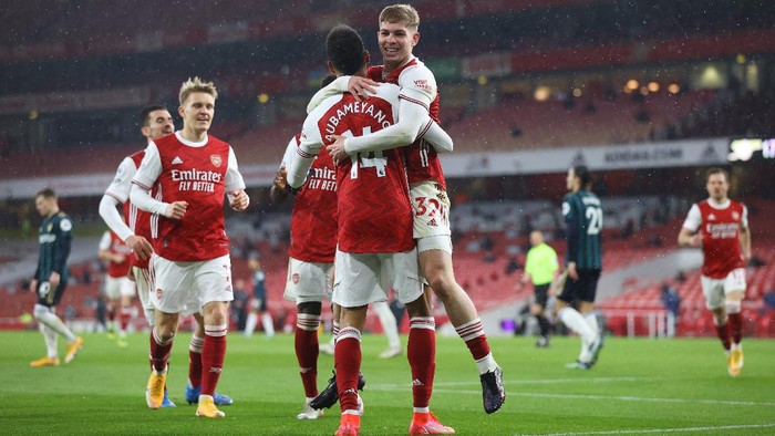 LONDON, ENGLAND - FEBRUARY 14: Pierre Emerick Aubameyang of Arsenal celebrates with team mate Emile Smith Rowe after scoring their sides fourth goal during the Premier League match between Arsenal and Leeds United at Emirates Stadium on February 14, 2021 in London, England. Sporting stadiums around the UK remain under strict restrictions due to the Coronavirus Pandemic as Government social distancing laws prohibit fans inside venues resulting in games being played behind closed doors. (Photo by Julian Finney/Getty Images)