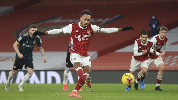 Arsenals Pierre-Emerick Aubameyang shoots to score from the penalty spot during the English Premier League soccer match between Arsenal and Leeds United at the Emirates stadium in London, England, Sunday, Feb. 14, 2021. (Adam Davy/Pool via AP)