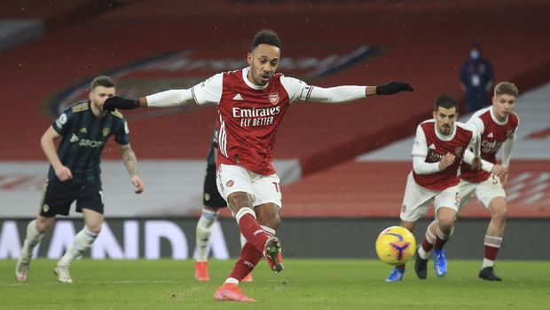 Arsenal's Pierre-Emerick Aubameyang shoots to score from the penalty spot during the English Premier League soccer match between Arsenal and Leeds United at the Emirates stadium in London, England, Sunday, Feb. 14, 2021. (Adam Davy/Pool via AP)