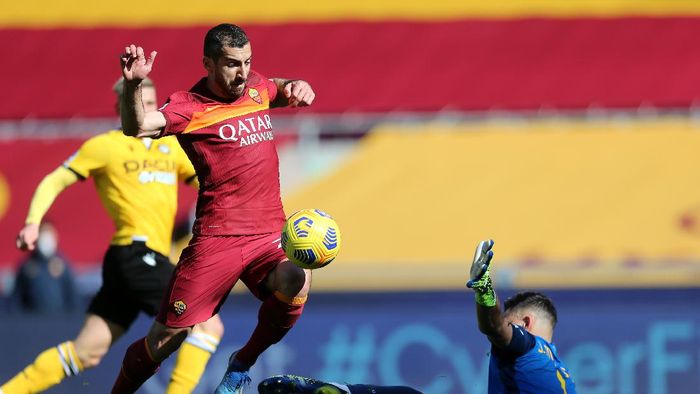 ROME, ITALY - FEBRUARY 14: Henrikh Mkhitaryan of Roma is fouled by Juan Musso of Udinese Calcio resulting in a penalty during the Serie A match between AS Roma and Udinese Calcio at Stadio Olimpico on February 14, 2021 in Rome, Italy. Sporting stadiums around Italy remain under strict restrictions due to the Coronavirus Pandemic as Government social distancing laws prohibit fans inside venues resulting in games being played behind closed doors. (Photo by Paolo Bruno/Getty Images)