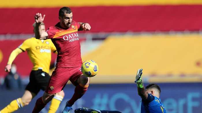 ROME, ITALY - FEBRUARY 14: Henrikh Mkhitaryan of Roma is fouled by Juan Musso of Udinese Calcio resulting in a penalty during the Serie A match between AS Roma and Udinese Calcio at Stadio Olimpico on February 14, 2021 in Rome, Italy. Sporting stadiums around Italy remain under strict restrictions due to the Coronavirus Pandemic as Government social distancing laws prohibit fans inside venues resulting in games being played behind closed doors. (Photo by Paolo Bruno/Getty Images)