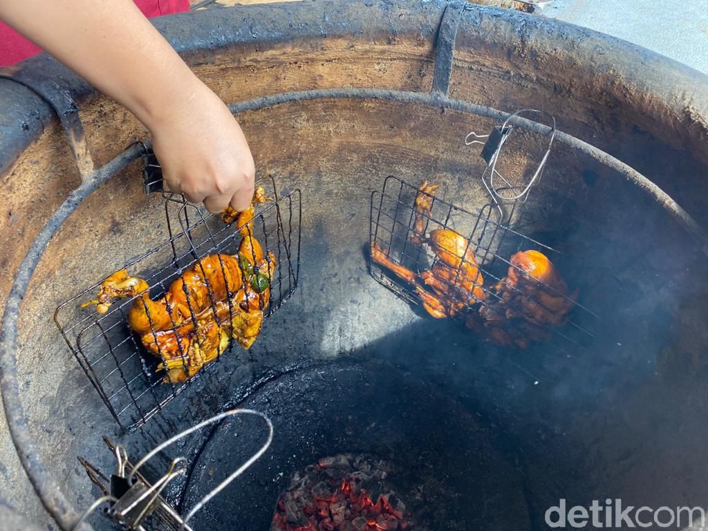Ayam Tempayan Uinuk : Harumnya Ayam yang Dibakar dalam Tempayan Ayam Tempayan Uinuk : Harumnya Ayam yang Dibakar dalam Tempayan