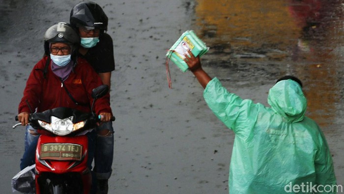 Berkah Penjual Mantel di Tengah Guyuran Hujan Hujan deras yang mengguyur kawasan Jakarta dan sekitarnya menjadi berkah bagi pedagang jas hujan. Dagangannya laku dibeli pengendara sepeda motor.
