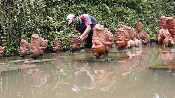 Ratusan Patung Penari Gandrung Dibersihkan Dari Abu Vulkanik