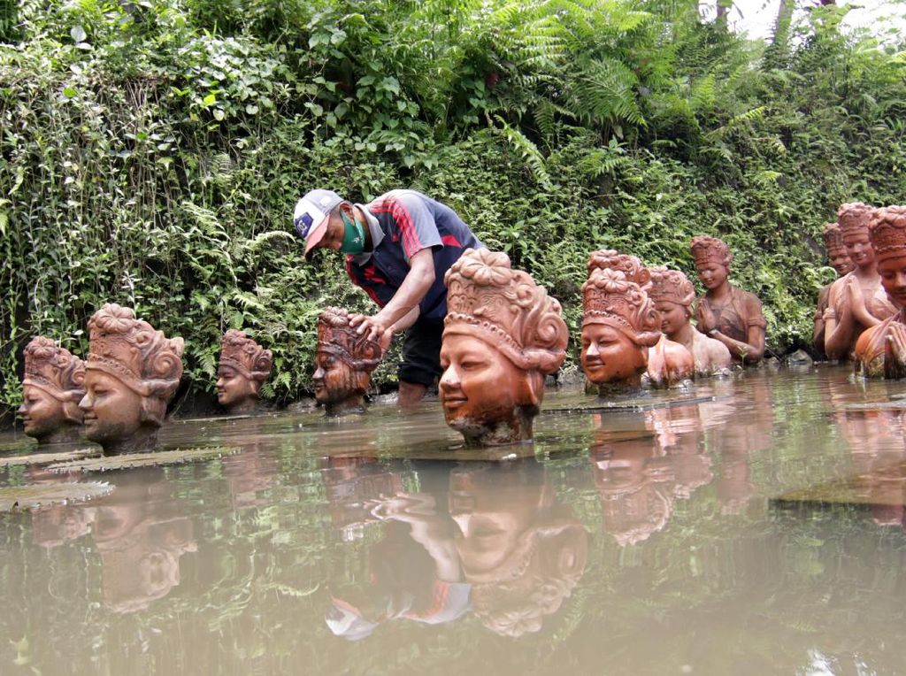 Ratusan Patung Penari Gandrung Dibersihkan Dari Abu Vulkanik